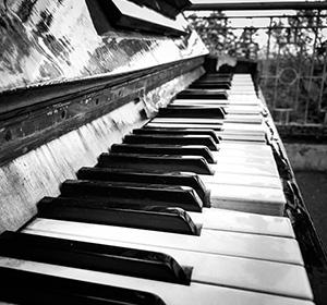 Rundown piano outside